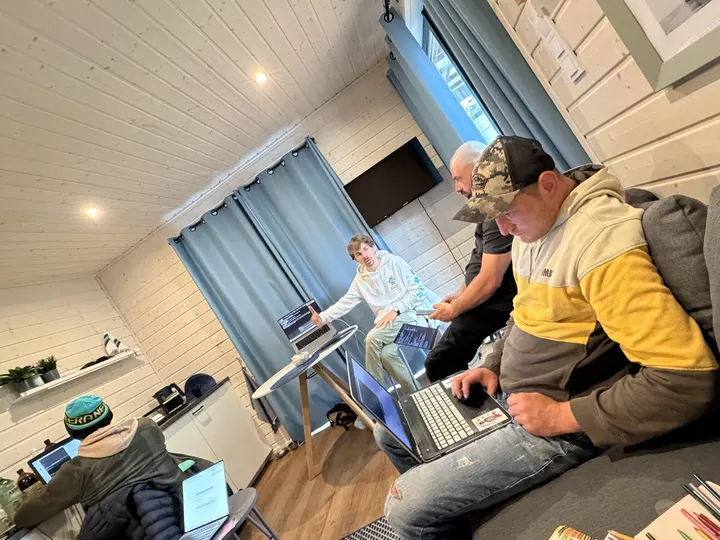 Wspólna praca przy konfiguracji na laptopie